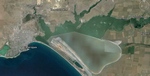 Фото 1. Озеро Сасык-Сиваш – вид из космоса и контурная карта местности