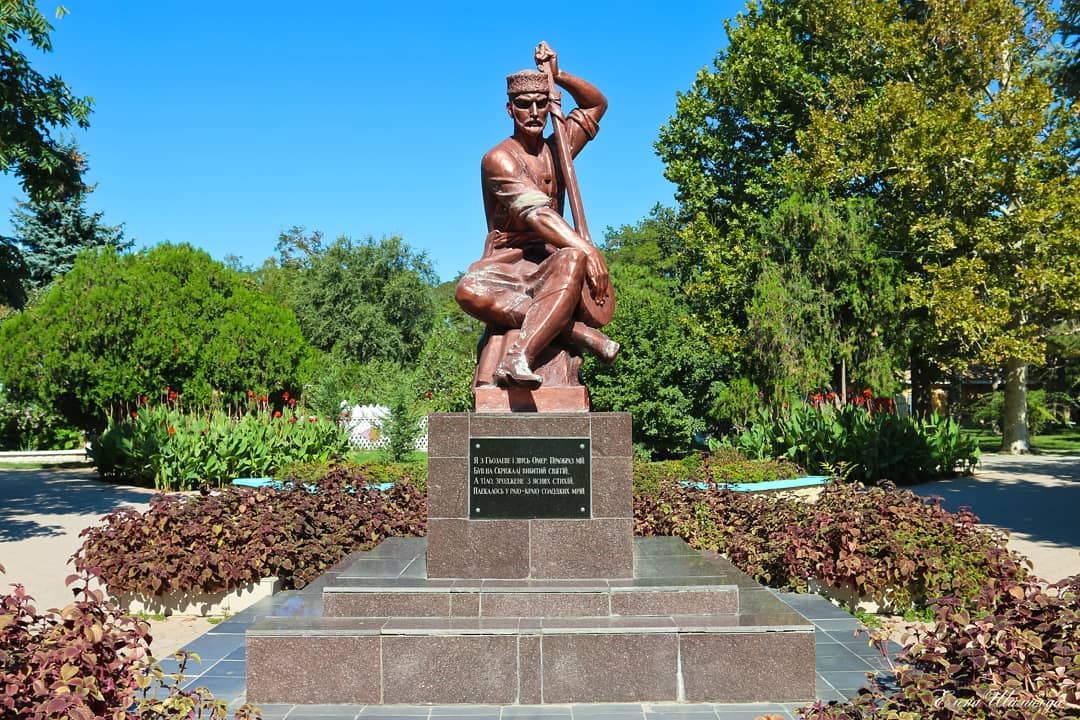 Памятник Ашику Умеру в Евпатории