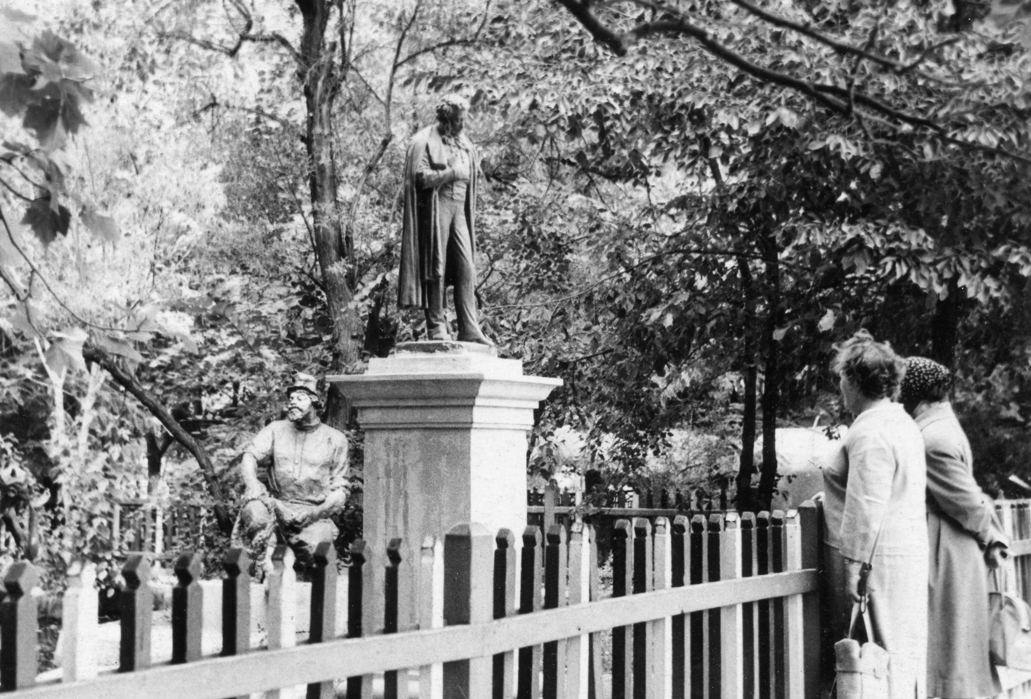 Памятник А.С. Пушкину в Уголке сказок в Курзале. 1962 год
