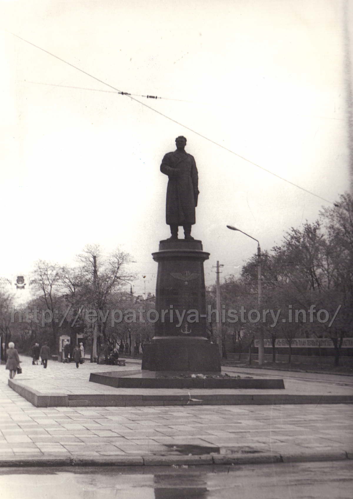 Памятник Герою Советского Союза генерал-майору Н.А.Токареву на Театральной площади Евпатории