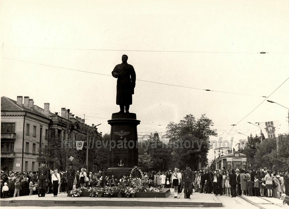 Памятник Герою Советского Союза генерал-майору Н.А.Токареву на Театральной площади Евпатории