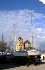 Общий вид Свято-Ильинской церкви со стороны яхт-клуба