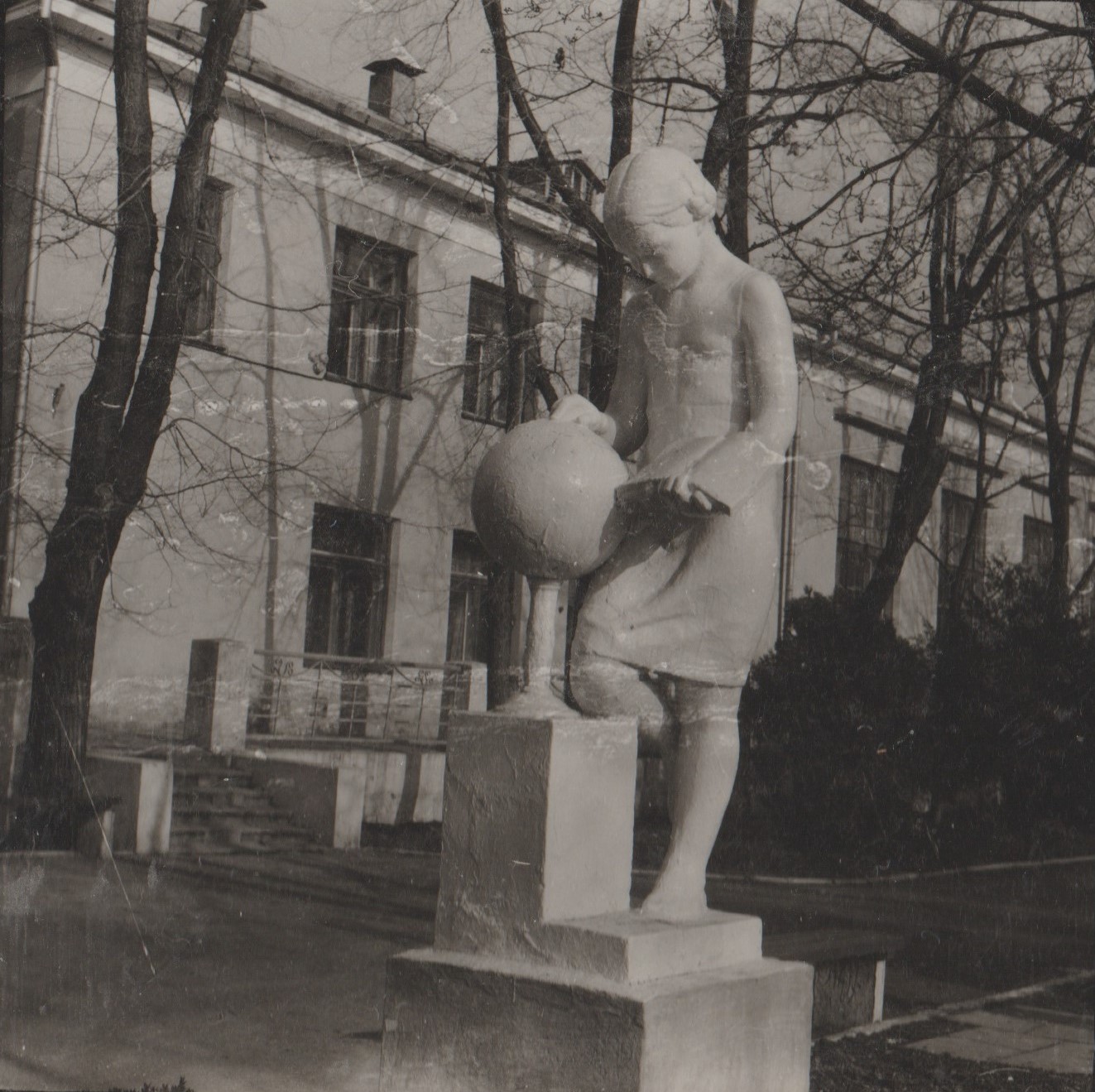 Скульптура `Девочка с глобусом`