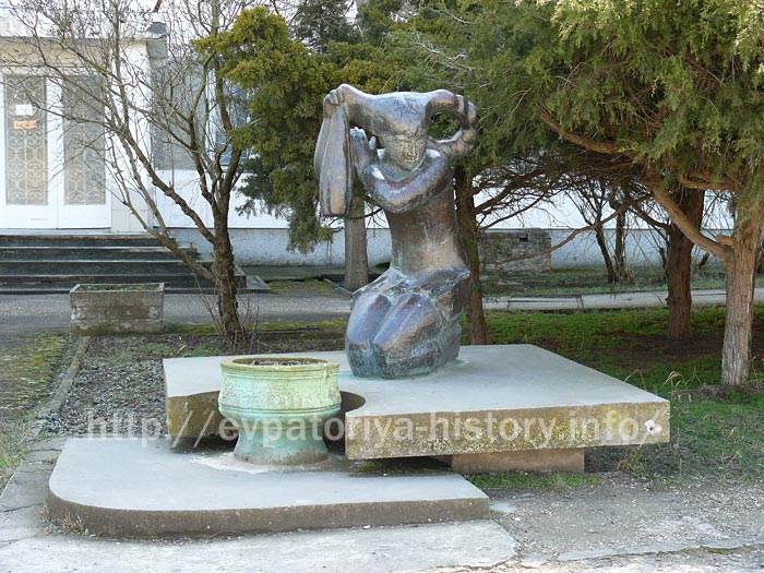 Скульптура `Девочка, заплетающая косы` в Евпатории
