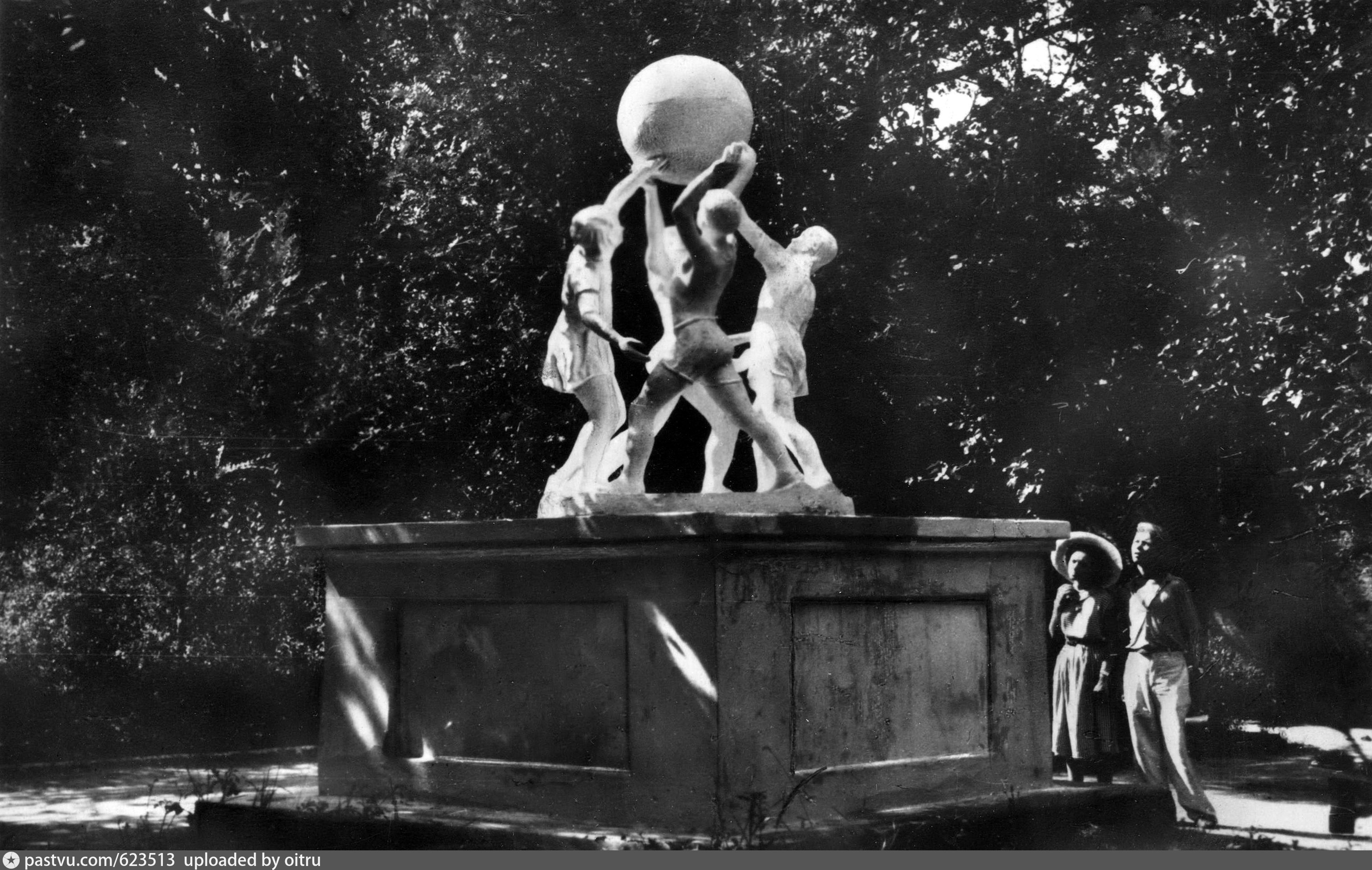 Скульптура `Дети с шаром`, 1955 г. 