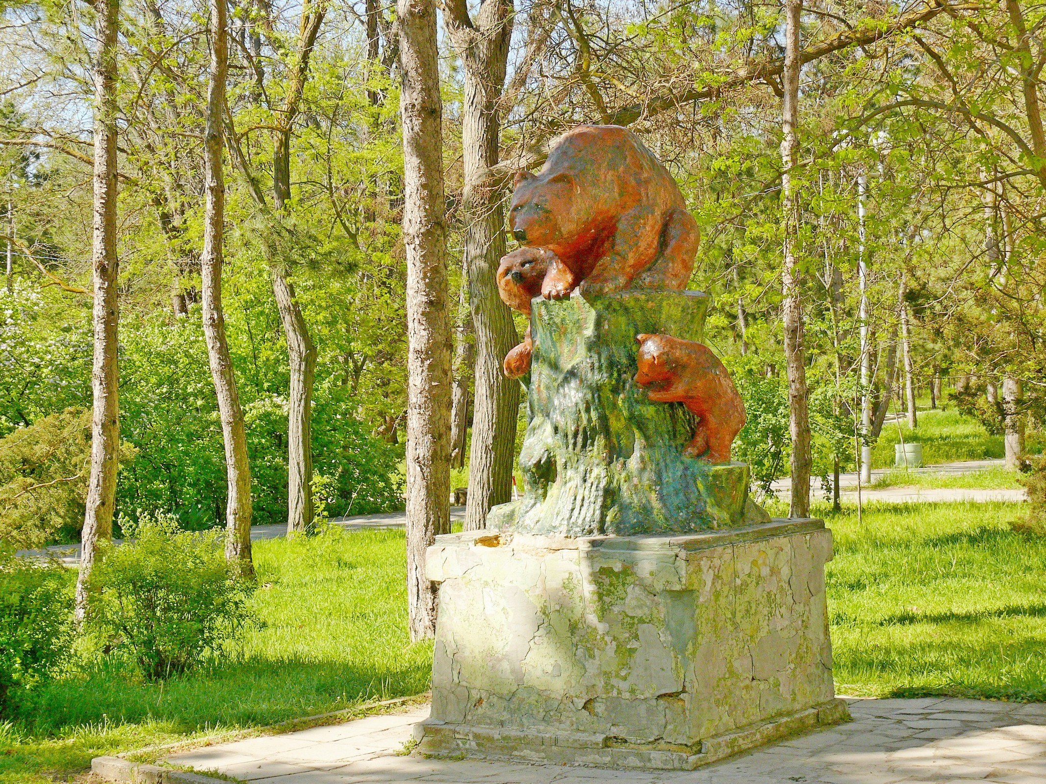 Скульпторная группа `Медведи` в Евпатории