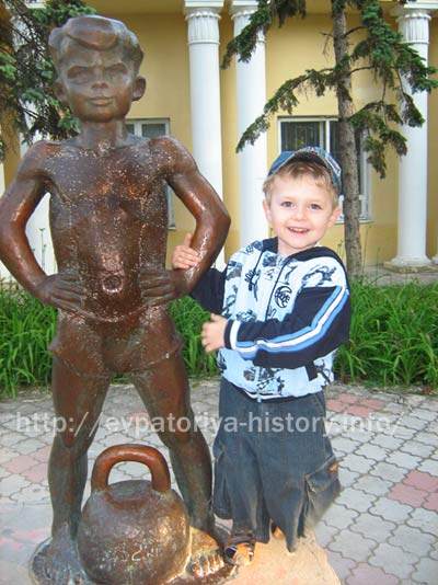 Скульптура  `Мальчик с гирей` в Евпатории