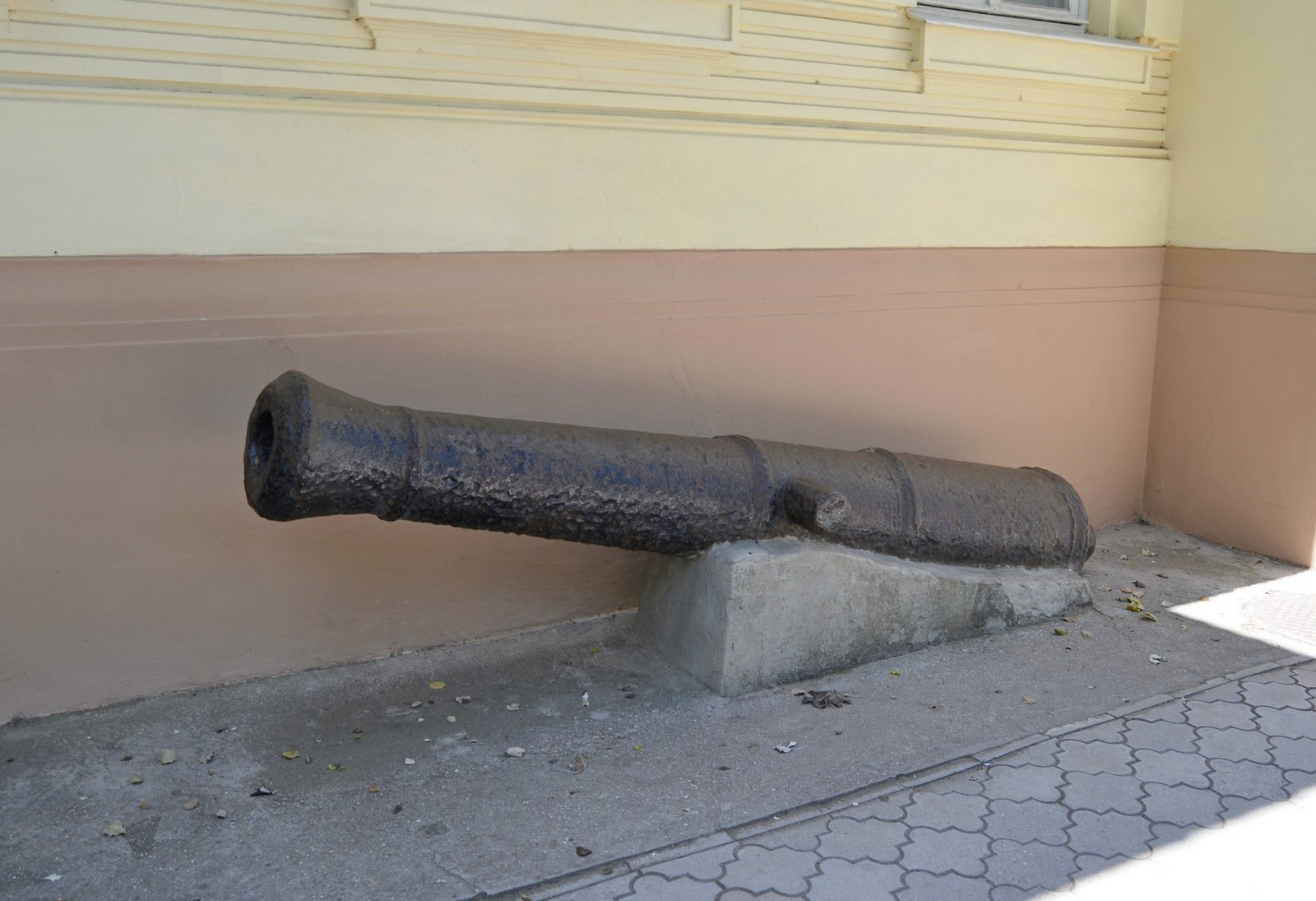 24-х фунтовые пушки XVIII века. Около музея истории Крымской войны